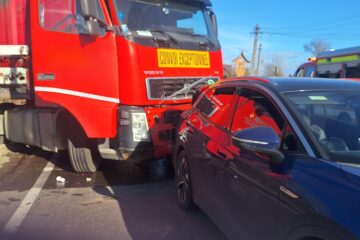 Coliziune între două camioane și un autoturism Coliziune între două camioane și un autoturism