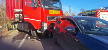 Coliziune între două camioane și un autoturism