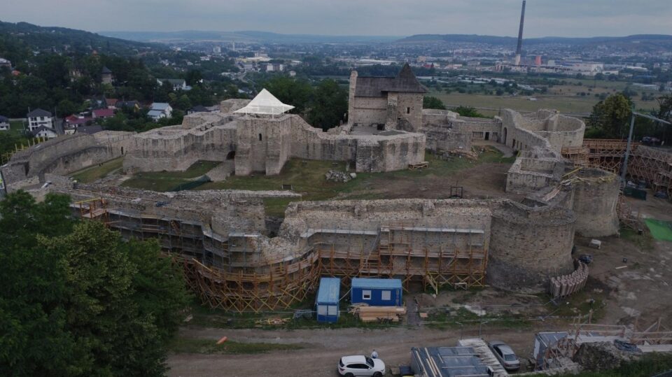 Forma originală a zidurilor Cetății de Scaun va fi sugerată printr-o plasă metalică specială, montată deasupra zidurilor