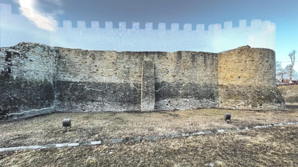 Forma originală a zidurilor Cetății de Scaun va fi sugerată printr-o plasă metalică specială, montată deasupra zidurilor