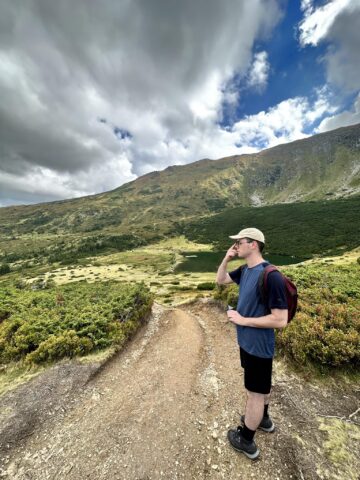 Un sucevean de 23 de ani, concurent de succes la emisiunea „Câștigă România!”, de la TVR 2