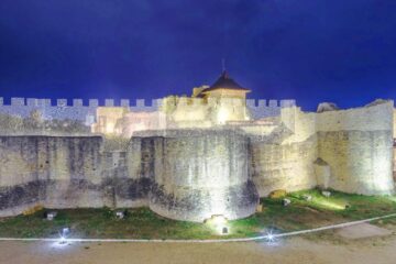 Forma originală a zidurilor Cetății de Scaun va fi sugerată printr-o plasă metalică specială, montată deasupra zidurilor Forma originală a zidurilor Cetății de Scaun va fi sugerată printr-o plasă metalică specială, montată deasupra zidurilor