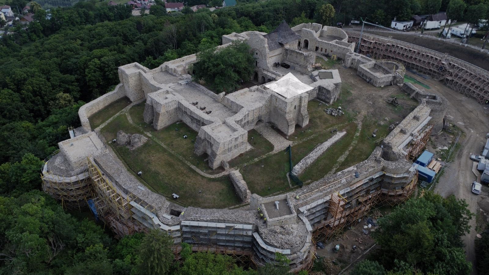 Forma originală a zidurilor Cetății de Scaun va fi sugerată printr-o plasă metalică specială, montată deasupra zidurilor