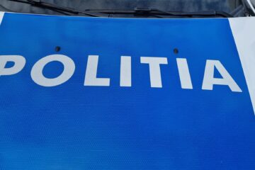 Femeie ruptă de beată, lovită de o mașină în timp ce mergea haotic pe stradă și împingea un cărucior în care se afla copilul de doar 4 luni