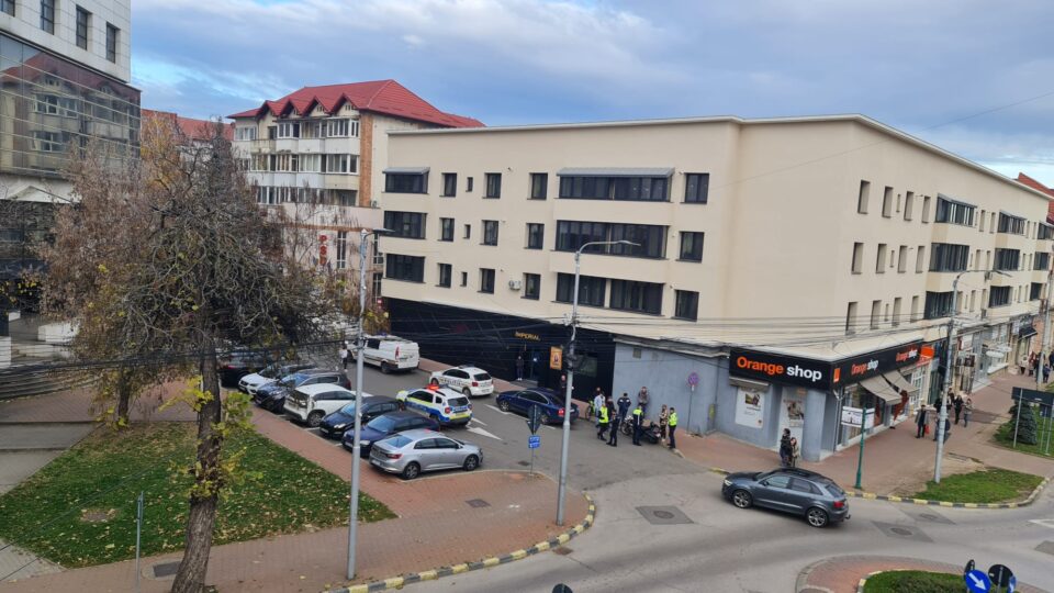 Motociclist rănit în sens giratoriu, în centrul Sucevei Motociclist rănit în sens giratoriu, în centrul Sucevei