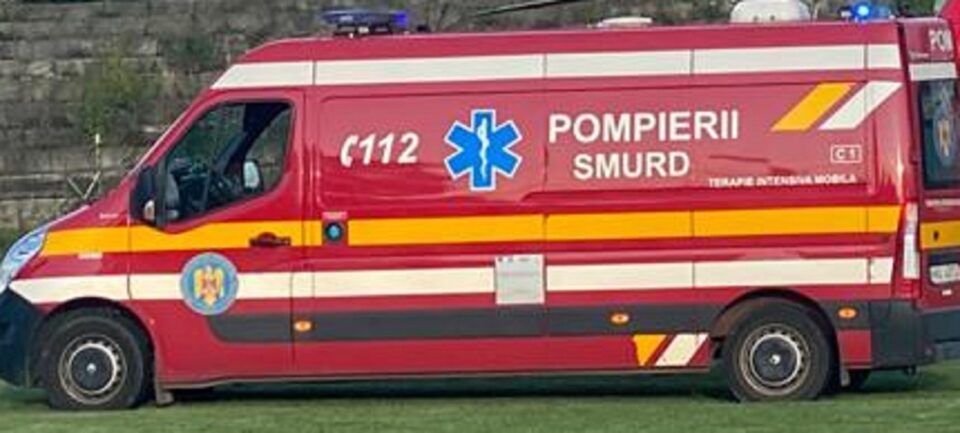 Autospecială SMURD, oprită din drum de un căprior care i-a ieșit în față Autospecială SMURD, oprită din drum de un căprior care i-a ieșit în față