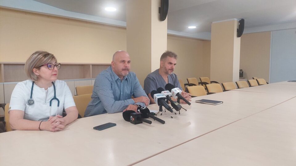 Deputatul USR de Suceava Emanuel Ungureanu, directorul medical, dr. Valeriu Gavrilovici, și de purtătorul de cuvânt, dr. Monica Terteliu Băițan Deputatul USR de Suceava Emanuel Ungureanu, directorul medical, dr. Valeriu Gavrilovici, și de purtătorul de cuvânt, dr. Monica Terteliu Băițan