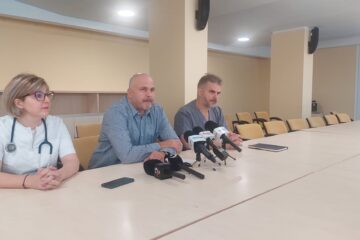 Deputatul USR de Suceava Emanuel Ungureanu, directorul medical, dr. Valeriu Gavrilovici, și de purtătorul de cuvânt, dr. Monica Terteliu Băițan Deputatul USR de Suceava Emanuel Ungureanu, directorul medical, dr. Valeriu Gavrilovici, și de purtătorul de cuvânt, dr. Monica Terteliu Băițan