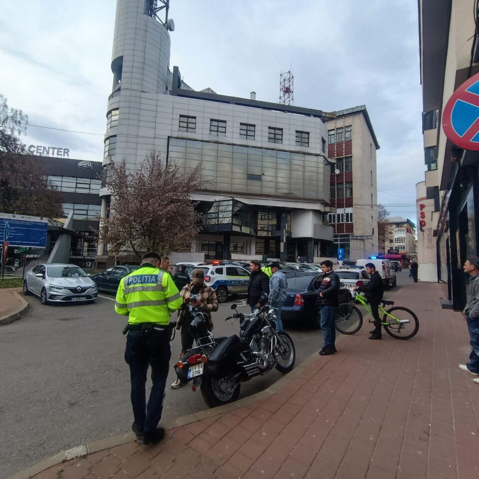 Motociclist rănit în sens giratoriu, în centrul Sucevei