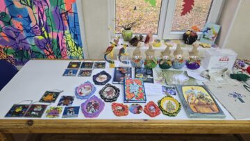 Expoziția „Terapia”, parte a proiectului „ROUAcare – Îmbunătățirea sistemului de sănătate mintală în zona de graniță Suceava”, deschisă până la sfârșitul lunii noiembrie