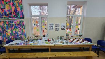 Expoziția „Terapia”, parte a proiectului „ROUAcare – Îmbunătățirea sistemului de sănătate mintală în zona de graniță Suceava”, deschisă până la sfârșitul lunii noiembrie