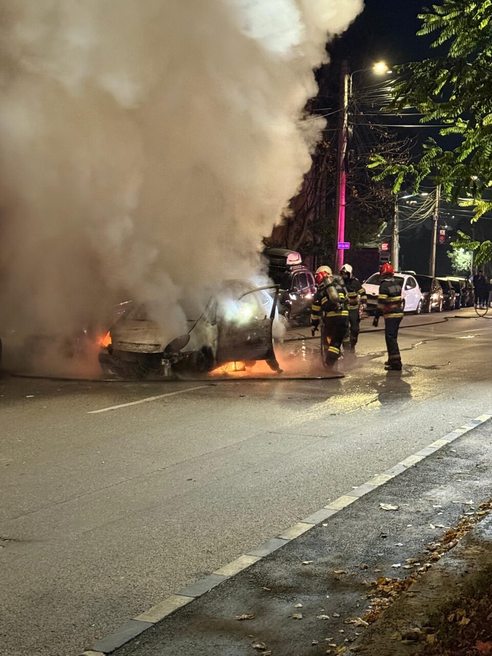 Un autoturism a luat foc în fața unui echipaj de poliție, în Burdujeni