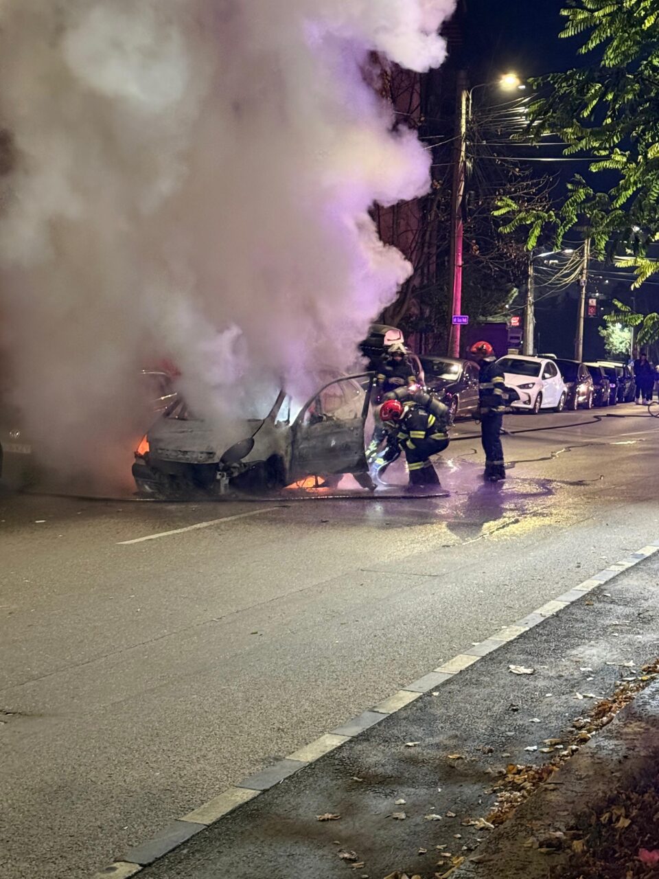 Un autoturism a luat foc în fața unui echipaj de poliție, în Burdujeni