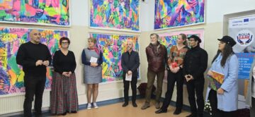 Expoziția „Terapia”, parte a proiectului „ROUAcare – Îmbunătățirea sistemului de sănătate mintală în zona de graniță Suceava”, deschisă până la sfârșitul lunii noiembrie
