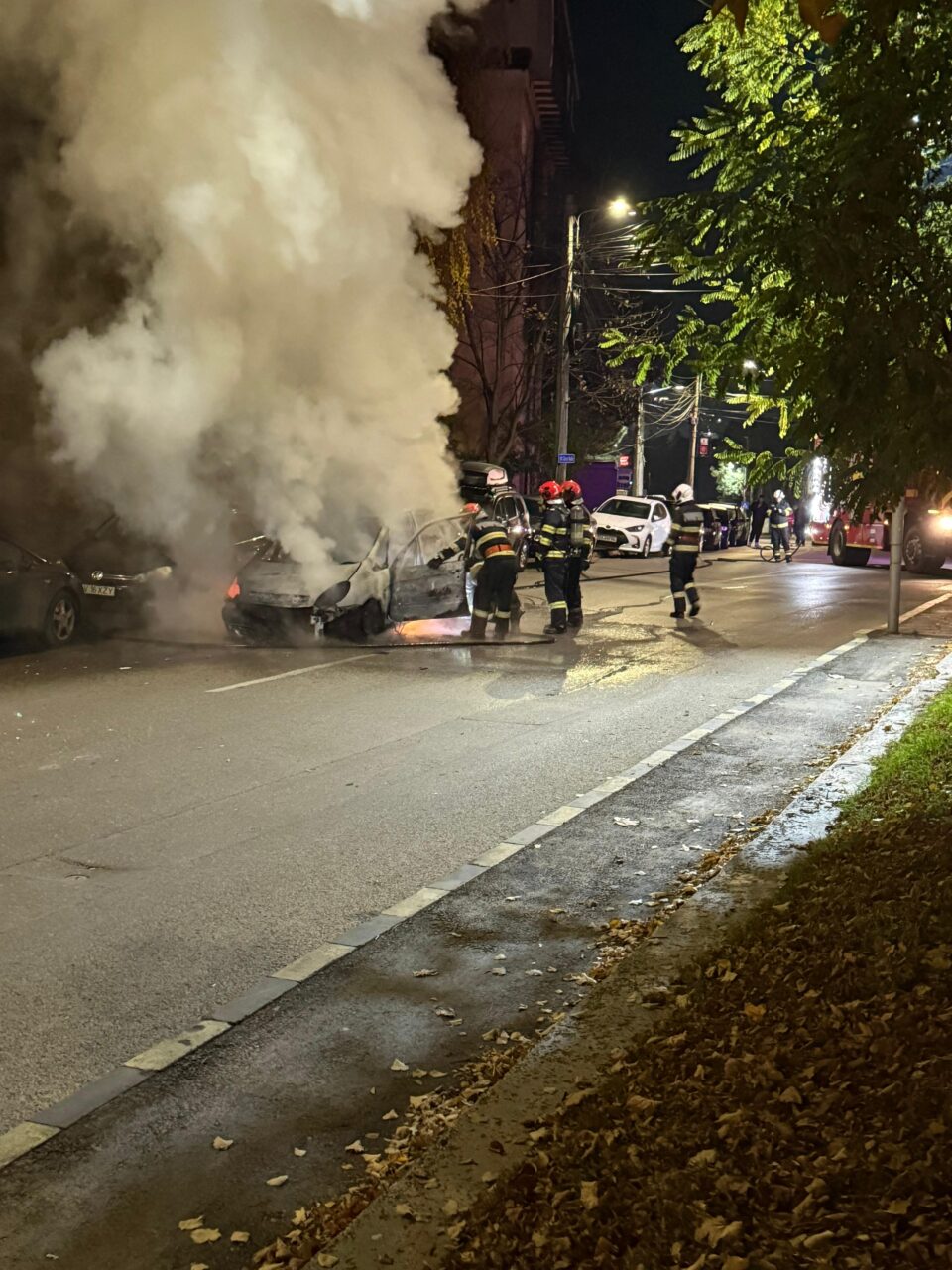 Un autoturism a luat foc în fața unui echipaj de poliție, în Burdujeni