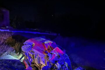 Beat și fără permis, a provocat un accident în timp ce fugea de polițiști, la volanul unei mașini furate