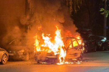 Un autoturism a luat foc în fața unui echipaj de poliție, în Burdujeni