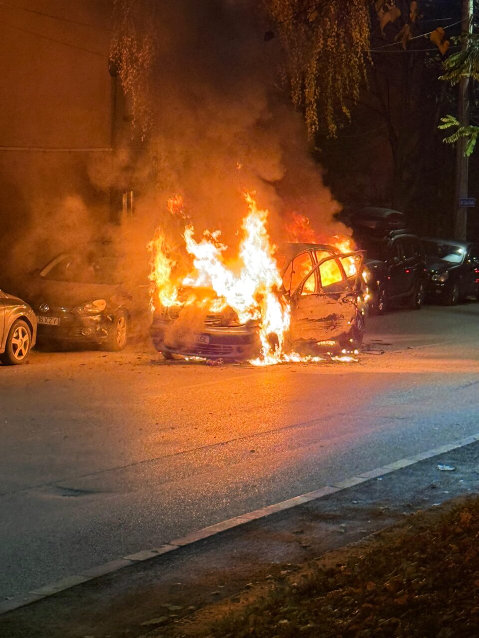 Un autoturism a luat foc în fața unui echipaj de poliție, în Burdujeni Un autoturism a luat foc în fața unui echipaj de poliție, în Burdujeni