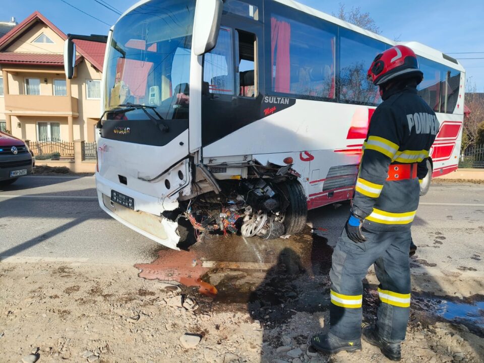 Accident cu implicarea unui autocar, la Vicovu de Sus