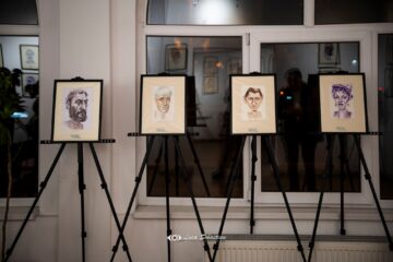 O impresionantă colecție de caricaturi realizate de artistul sucevean Ovidiu Stanciu a ajuns la Turda