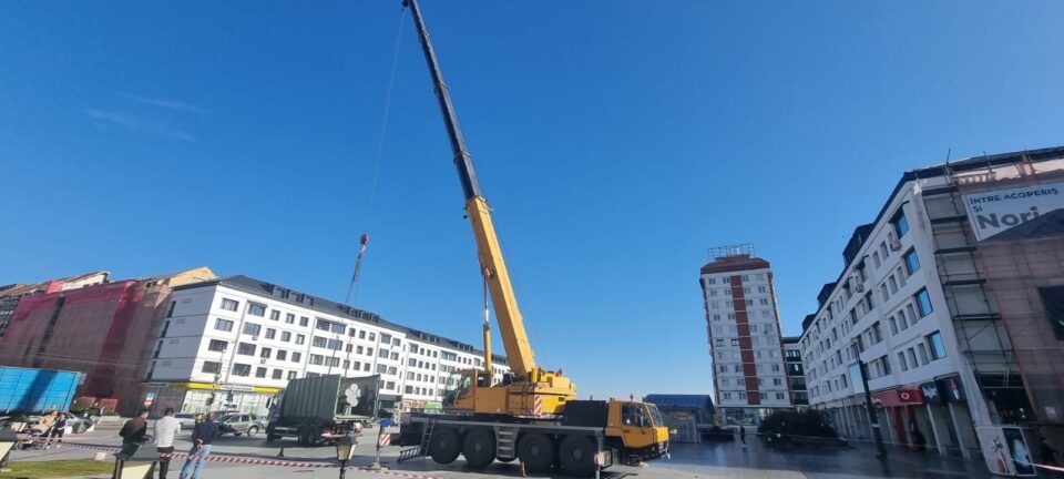 Pregătiri pentru montarea cupolei de lumini în centrul Sucevei Pregătiri pentru montarea cupolei de lumini în centrul Sucevei