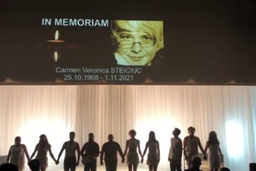 Moment din spectacolul de duminică seara, pe scena TMMVS, în memoria directoarei Carmen Veronica Steiciuc