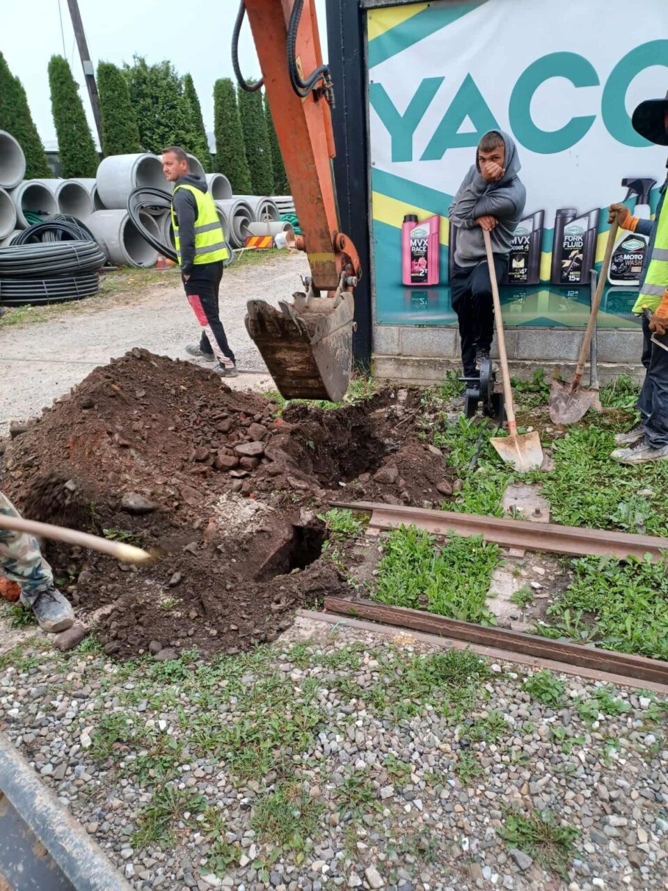 Afectarea terasamentului căii ferate înguste, prin săpături efectuate în zona căii de rulare a Mocăniței Afectarea terasamentului căii ferate înguste, prin săpături efectuate în zona căii de rulare a Mocăniței