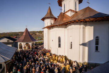 Revărsare de lumină și har în parohia Pleșești – Biserica „Sfânta Cuvioasă Parascheva” a fost resfințită Revărsare de lumină și har în parohia Pleșești – Biserica „Sfânta Cuvioasă Parascheva” a fost resfințită