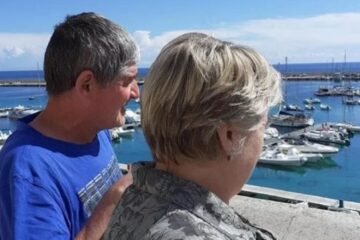 Ultima imagine postată îl arată zâmbind alături de soție, la malul mări