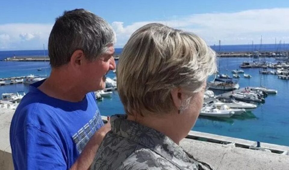 Ultima imagine postată îl arată zâmbind alături de soție, la malul mări Ultima imagine postată îl arată zâmbind alături de soție, la malul mări