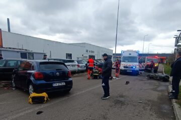 Accident în spatele hipermarketului Carrefour din municipiul Suceava, între un autoturism și o motocicletă Accident în spatele hipermarketului Carrefour din municipiul Suceava, între un autoturism și o motocicletă