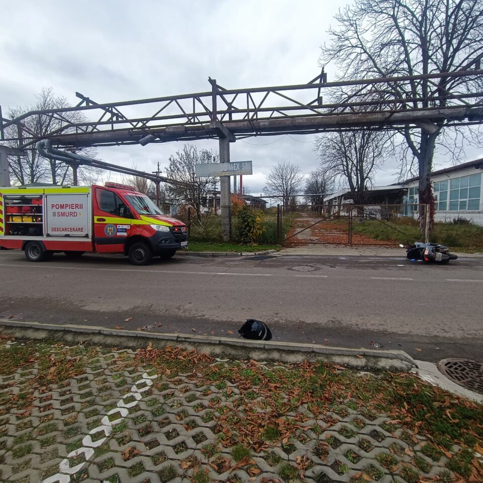 Accident în spatele hipermarketului Carrefour din municipiul Suceava, între un autoturism și o motocicletă