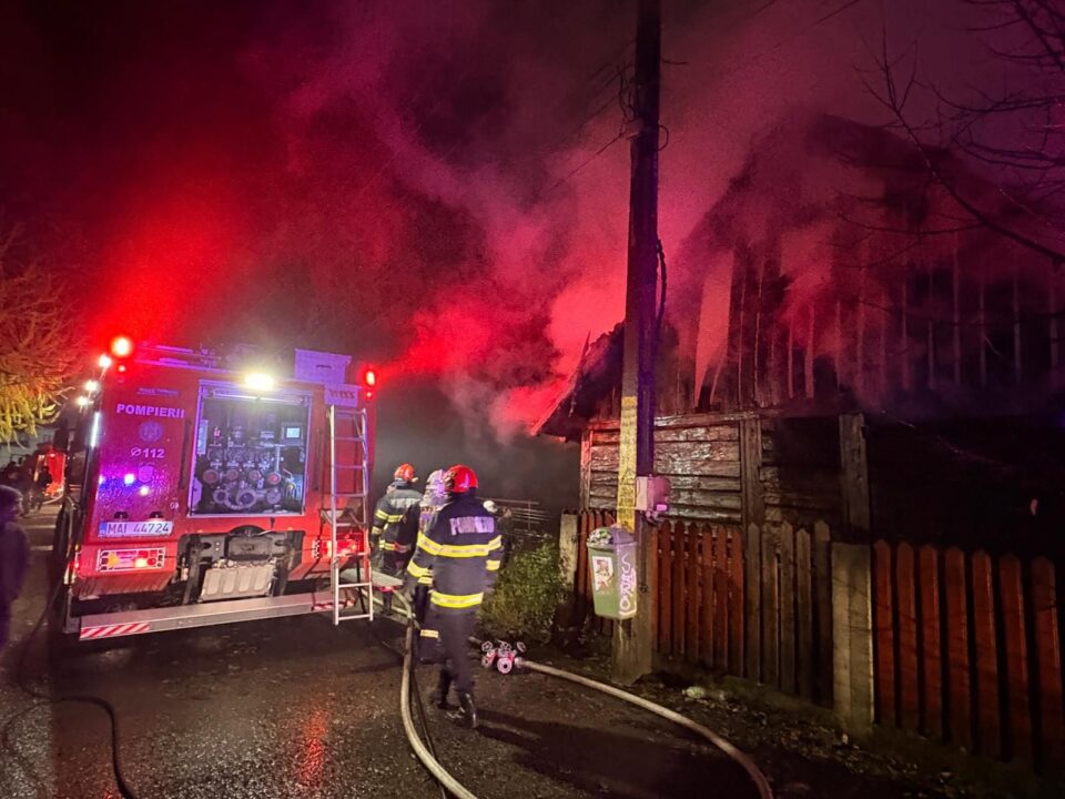 O casă nelocuită s-a făcut scrum în plină noapte