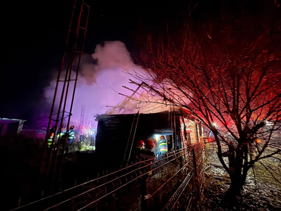 O casă nelocuită s-a făcut scrum în plină noapte