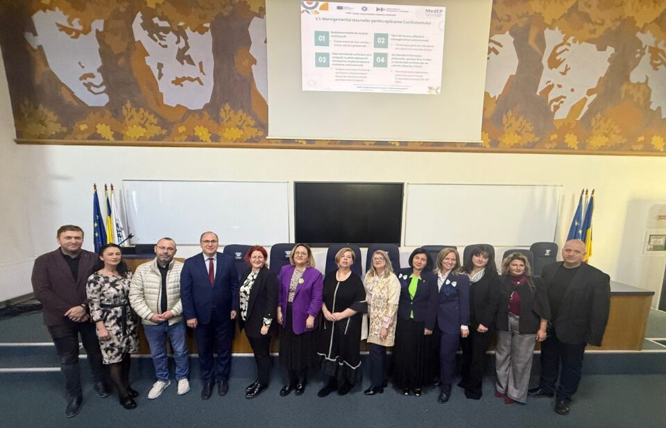 Participanţi la deschiderea cursului de formare din cadrul proiectului „Management educațional eficient și profesionist”