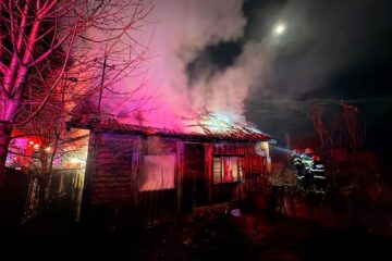 O casă nelocuită s-a făcut scrum în plină noapte O casă nelocuită s-a făcut scrum în plină noapte