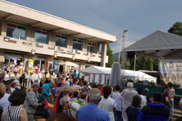 Casa de Cultura a Sindicatelor din Campulung Moldovenesc, în timpul unui festival organizat pe esplanada centrală