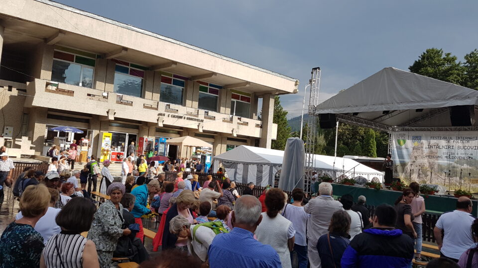 Casa de Cultura a Sindicatelor din Campulung Moldovenesc, în timpul unui festival organizat pe esplanada centrală Casa de Cultura a Sindicatelor din Campulung Moldovenesc, în timpul unui festival organizat pe esplanada centrală