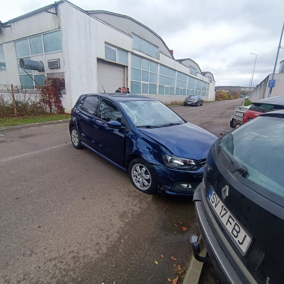 Accident în spatele hipermarketului Carrefour din municipiul Suceava, între un autoturism și o motocicletă