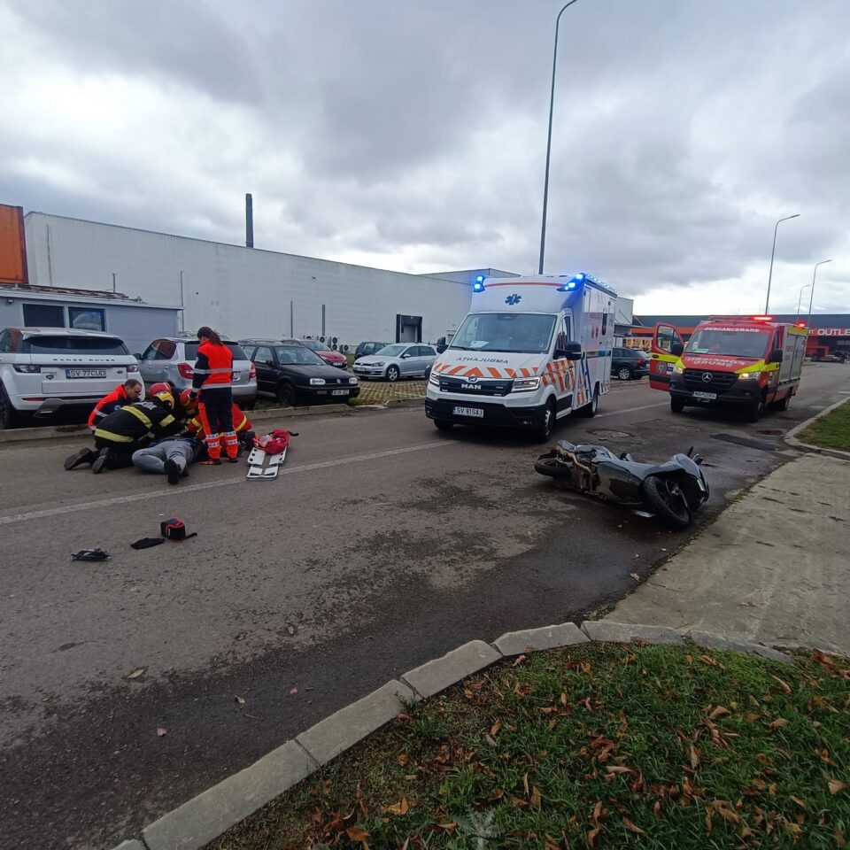 Accident în spatele hipermarketului Carrefour din municipiul Suceava, între un autoturism și o motocicletă