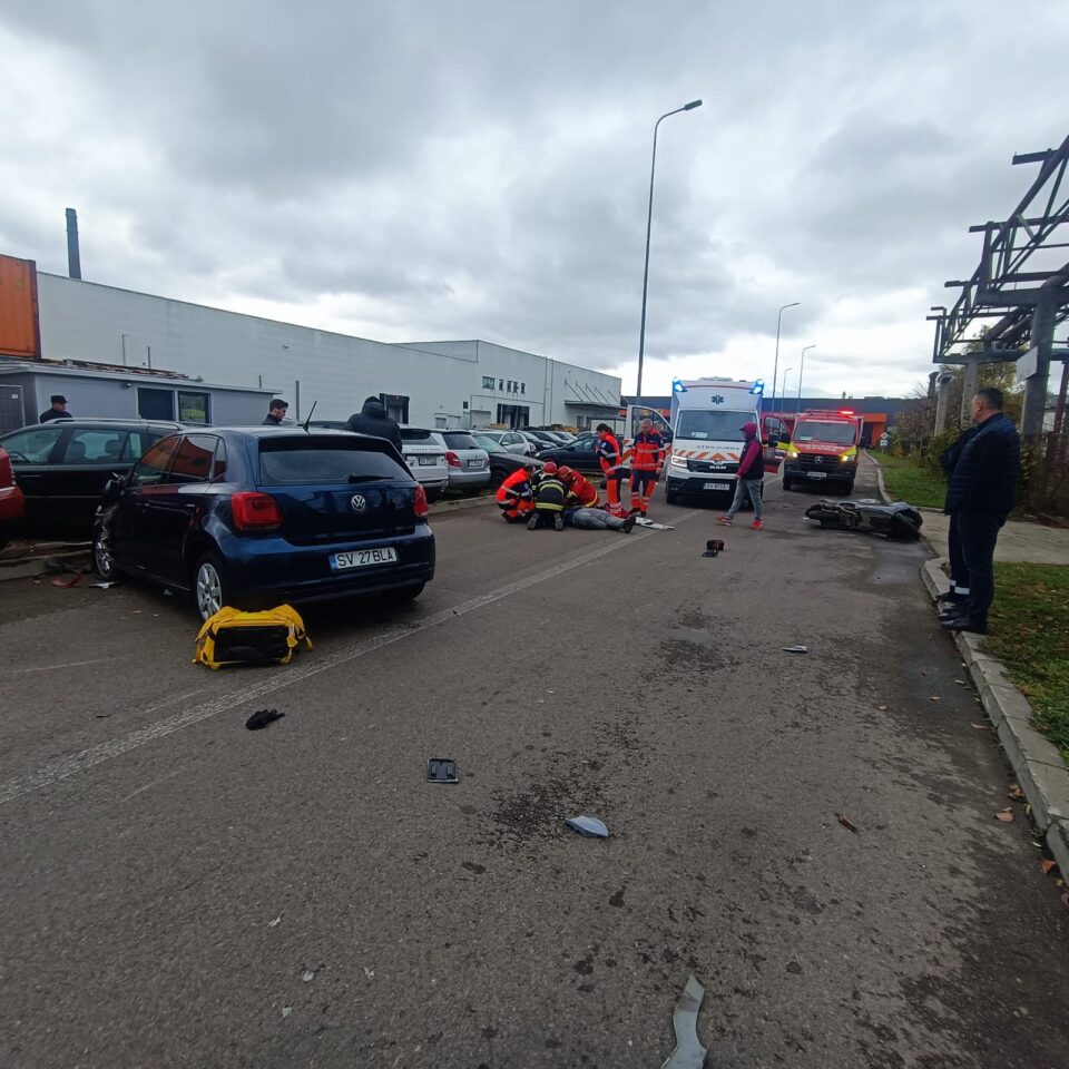 Accident în spatele hipermarketului Carrefour din municipiul Suceava, între un autoturism și o motocicletă