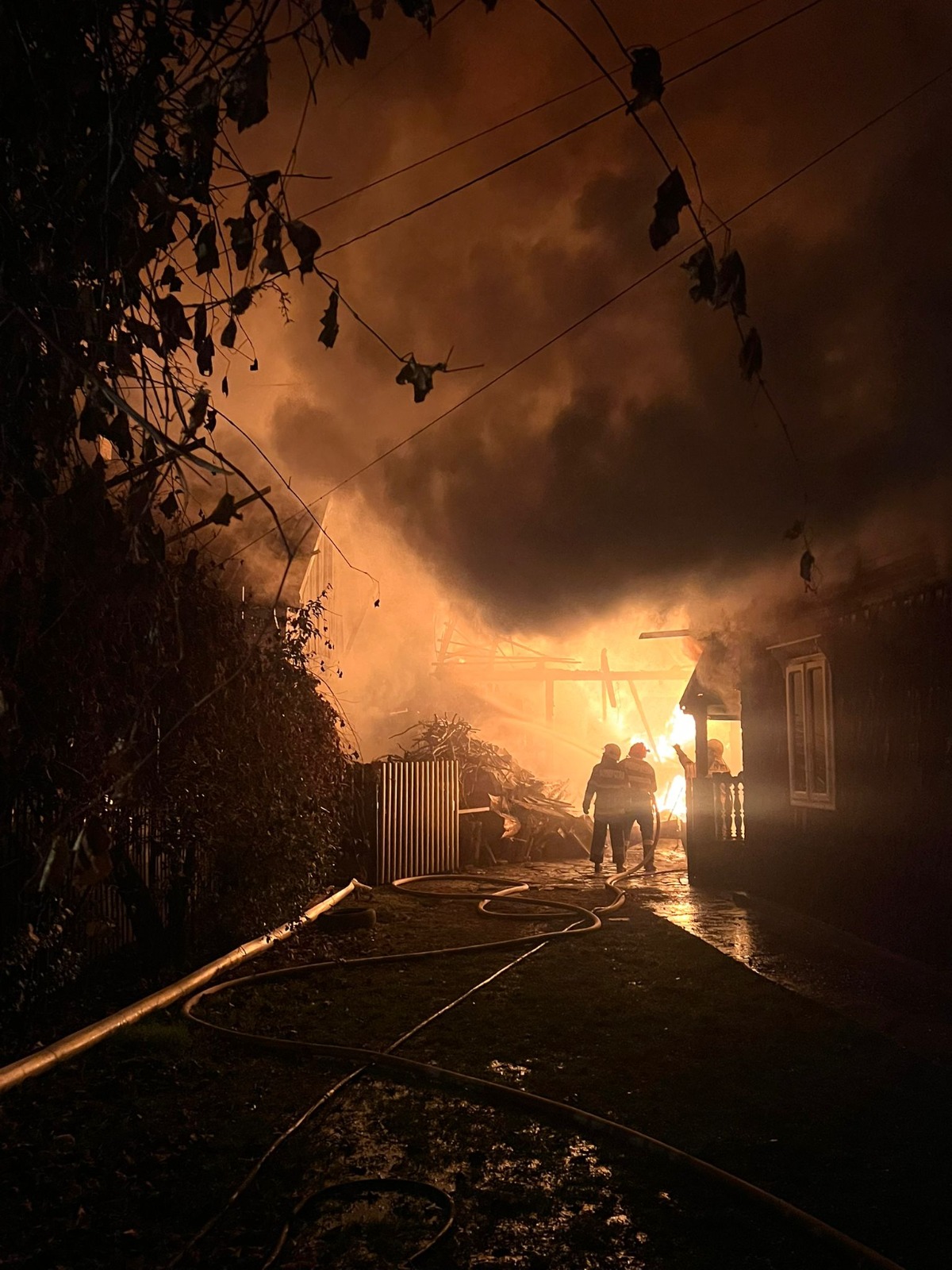 Polițiștii au vrut să evacueze un bătrân din calea unui incendiu care se extindea, dar l-au găsit mort în casă