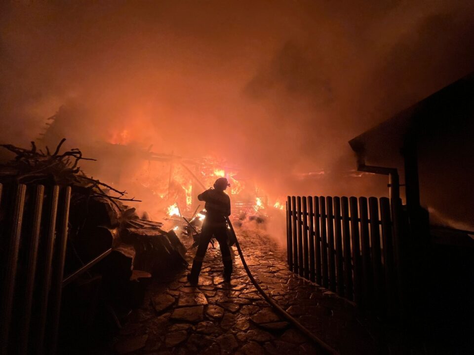 Gospodărie distrusă într-un incendiu puternic Gospodărie distrusă într-un incendiu puternic