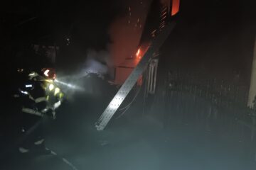 Gospodărie distrusă într-un incendiu puternic Gospodărie distrusă într-un incendiu puternic