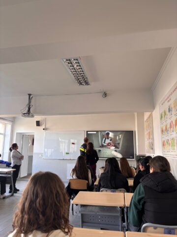 Elevi și profesori, instruiți pentru un mediu sigur, la Liceul Tehnologic „Ștefan cel Mareˮ din Cajvana