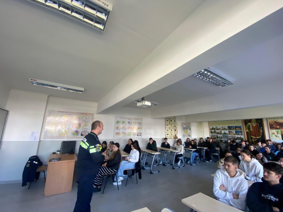 Elevi și profesori, instruiți pentru un mediu sigur, la Liceul Tehnologic „Ștefan cel Mareˮ din Cajvana Elevi și profesori, instruiți pentru un mediu sigur, la Liceul Tehnologic „Ștefan cel Mareˮ din Cajvana