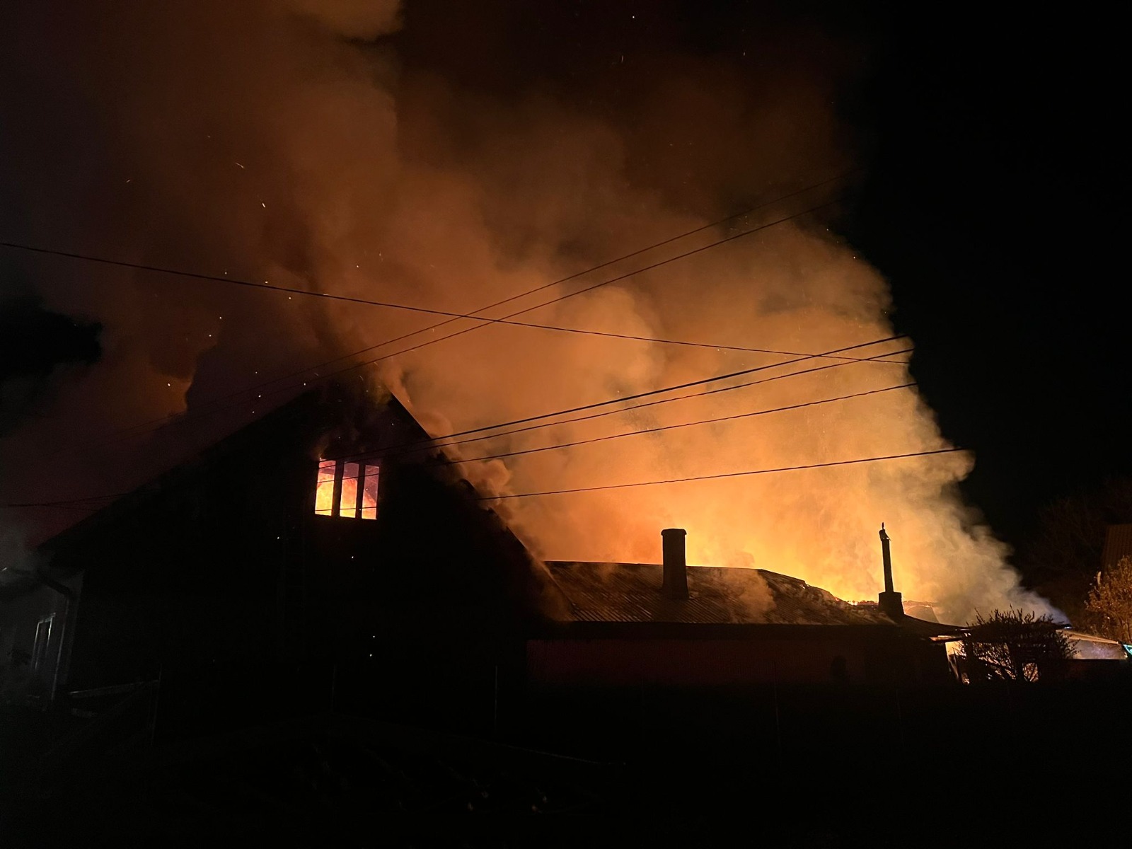 Gospodărie distrusă într-un incendiu puternic