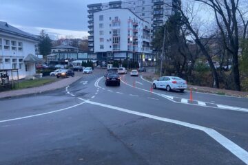 Noi marcaje rutiere trasate în zona Uzină electrică - Brădet, unde s-au schimbat fluxurile de circulație Noi marcaje rutiere trasate în zona Uzină electrică - Brădet, unde s-au schimbat fluxurile de circulație