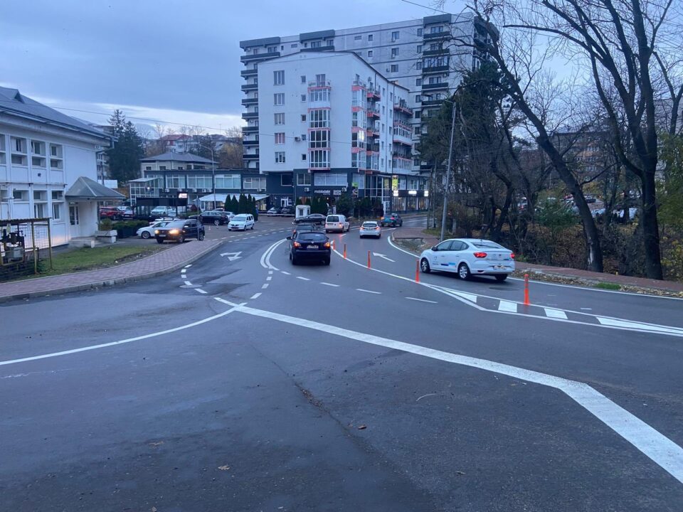 Noi marcaje rutiere trasate în zona Uzină electrică - Brădet, unde s-au schimbat fluxurile de circulație Noi marcaje rutiere trasate în zona Uzină electrică - Brădet, unde s-au schimbat fluxurile de circulație