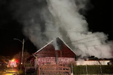 Polițiștii au vrut să evacueze un bătrân din calea unui incendiu care se extindea, dar l-au găsit mort în casă Polițiștii au vrut să evacueze un bătrân din calea unui incendiu care se extindea, dar l-au găsit mort în casă